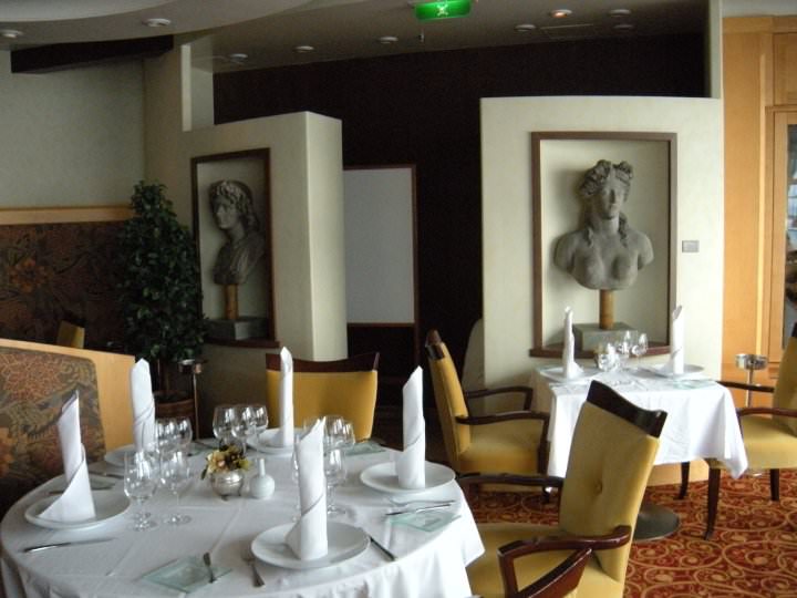 Mariner of the Seas Portofino restaurant decor Mariner of the Seas Portofino restaurant decor